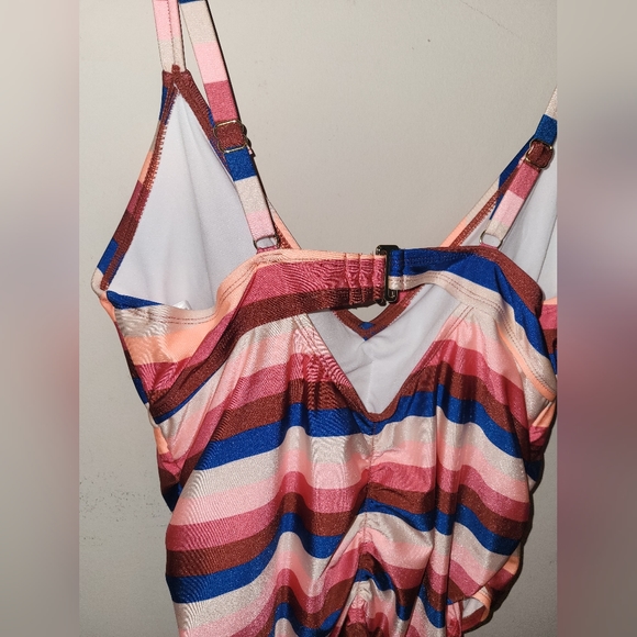 ISLAND RAYS SWIMSUIT - Picture 7 of 7